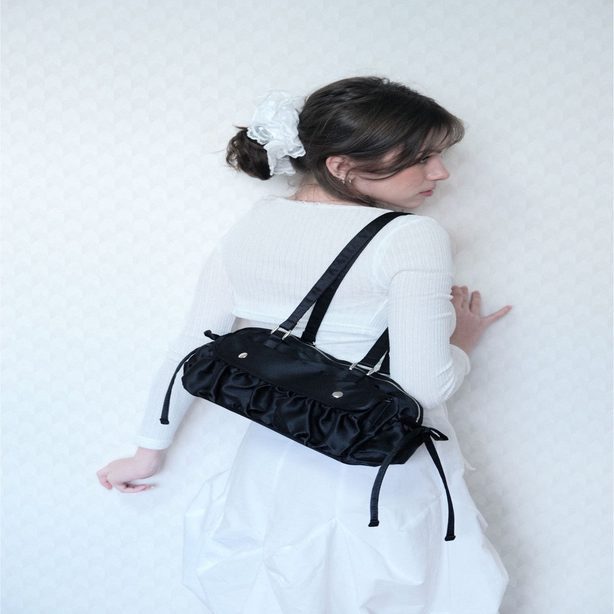 95Cozing Satin shirring bag Black